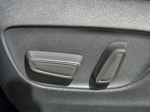 Used 2025 Toyota Highlander LE FWD image 28