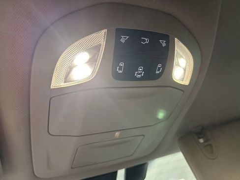 Used 2019 Chrysler Pacifica Touring-L image 15