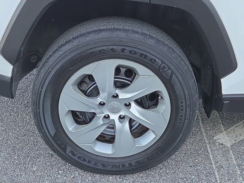 Used 2020 Toyota RAV4 LE FWD image 7
