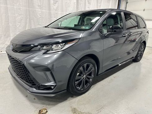Used 2025 Toyota Sienna XSE image 3