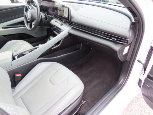 Used 2025 Hyundai Elantra Limited image 15