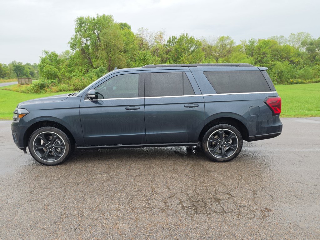Used 2022 Ford Expedition Max Limited RWD image 1