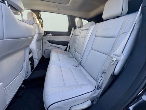 Used 2017 Jeep Grand Cherokee Summit AWD/4WD image 7