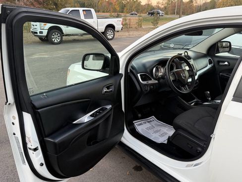 Used 2017 Dodge Journey SXT w/ Comfort/Convenience Group image 9