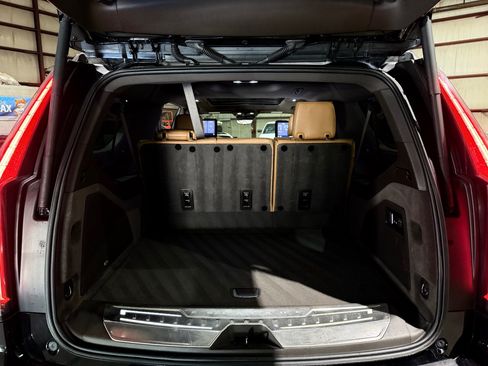 Used 2021 Cadillac Escalade ESV Premium Luxury w/ LPO, Illumination Package AWD/4WD image 19