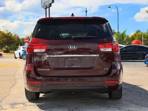 Used 2017 Kia Sedona LX w/ LX Essentials Premium Package image 9
