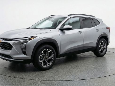 Used 2025 Chevrolet Trax LT w/ LT Convenience Package image 3