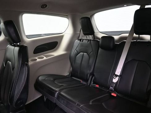 Used 2023 Chrysler Pacifica Touring-L FWD image 19