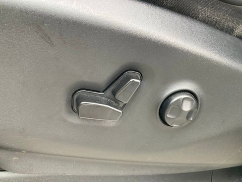 Used 2023 Chrysler Pacifica Touring-L image 14