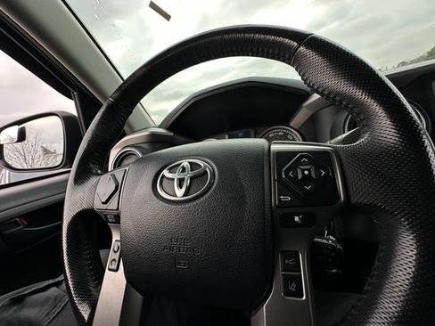 Used 2018 Toyota Tacoma SR5 image 20