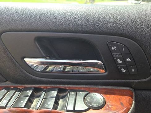 Used 2010 Chevrolet Avalanche LTZ AWD/4WD image 16