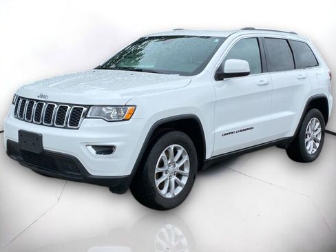 Used 2021 Jeep Grand Cherokee Laredo image 2
