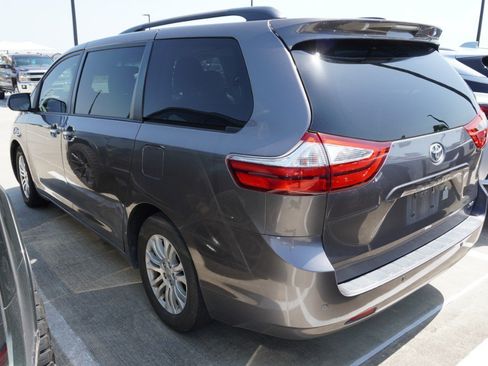 Used 2017 Toyota Sienna XLE w/ XLE Navigation Package FWD image 7