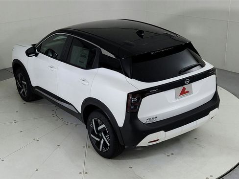 Used 2025 Nissan Kicks SV image 18