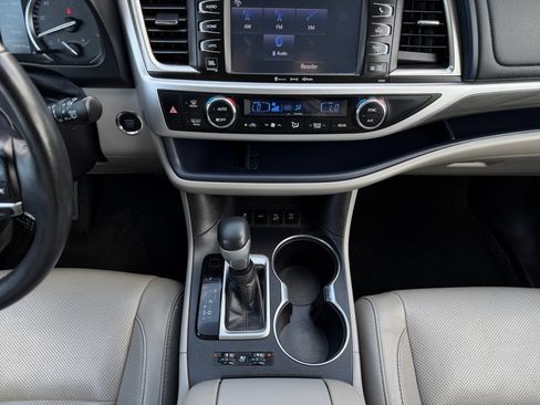 Used 2019 Toyota Highlander Limited Platinum AWD/4WD image 24