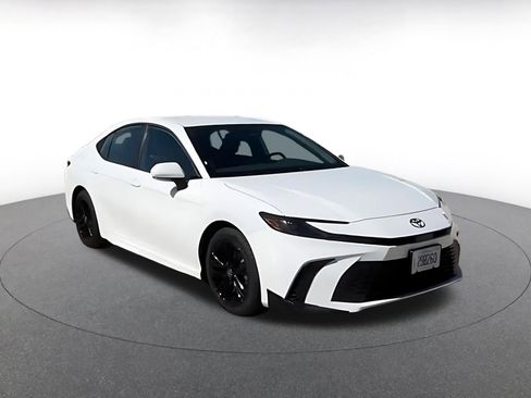 Used 2025 Toyota Camry SE FWD image 3