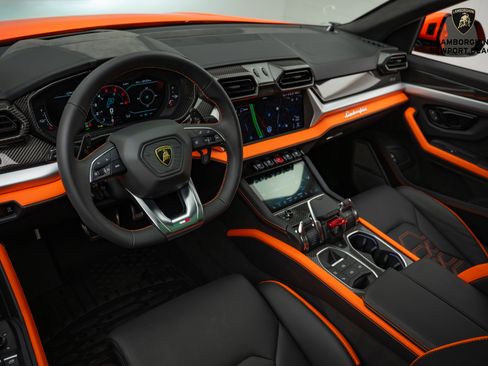 Used 2025 Lamborghini Urus SE image 18