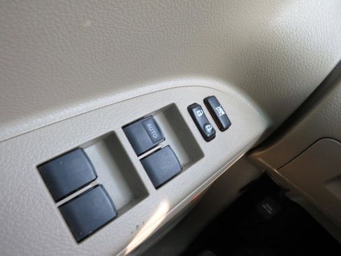 Used 2012 Toyota Highlander Limited w/ Tow Pkg FWD image 9