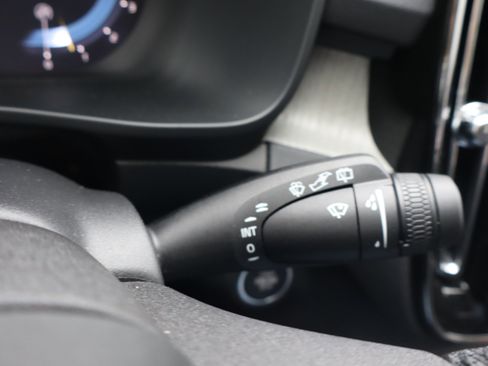 Used 2025 Volvo XC40 B5 Core image 23