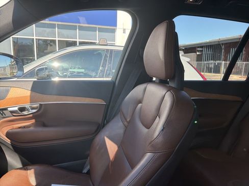 Used 2022 Volvo XC90 T6 Momentum image 4