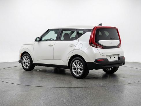 Used 2025 Kia Soul LX w/ LX Technology Package FWD image 6