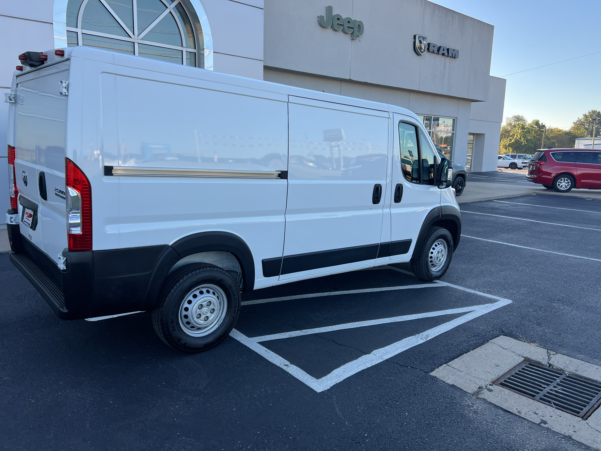 Used 2025 RAM ProMaster 2500 w/ Convenience Group FWD image 8