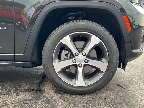 Used 2023 Jeep Grand Cherokee L Limited AWD/4WD image 16