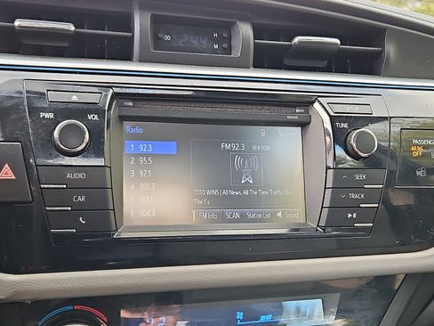 Used 2014 Toyota Corolla LE image 18