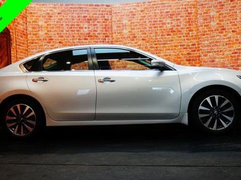 Used 2017 Nissan Altima 2.5 SV w/ Convenience Package image 8