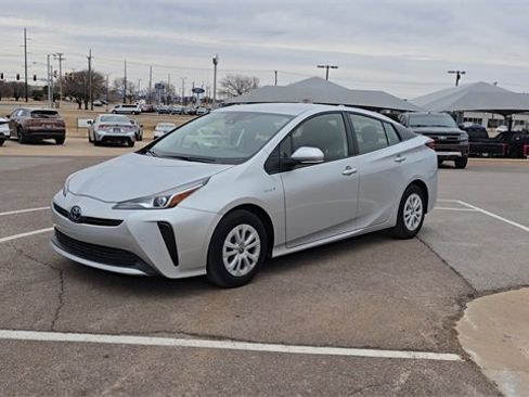 Used 2022 Toyota Prius LE image 2