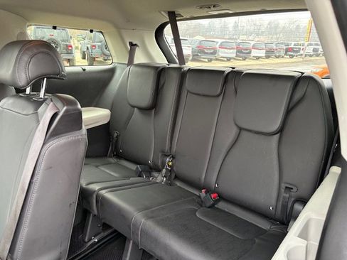 Used 2023 Kia Carnival EX image 10