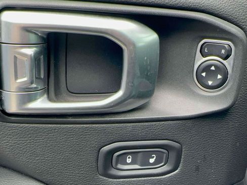 Used 2020 Jeep Wrangler Unlimited Sahara AWD/4WD image 13