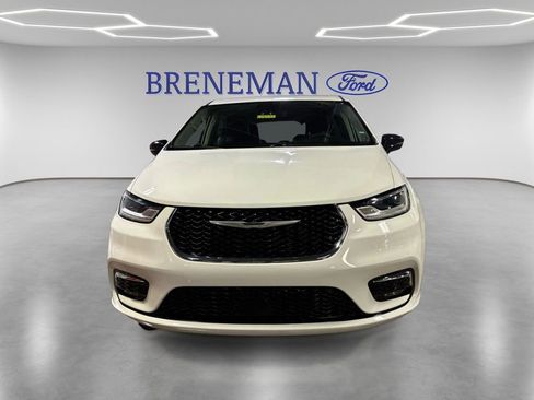 Used 2024 Chrysler Pacifica Touring-L image 2