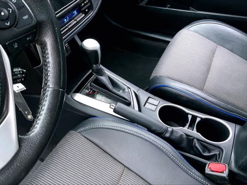 Used 2018 Toyota Corolla SE FWD image 16
