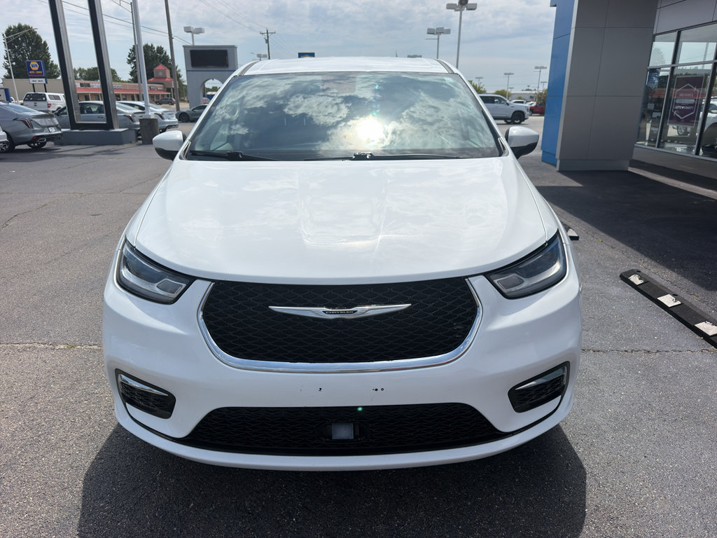 Used 2023 Chrysler Pacifica Touring-L FWD image 2