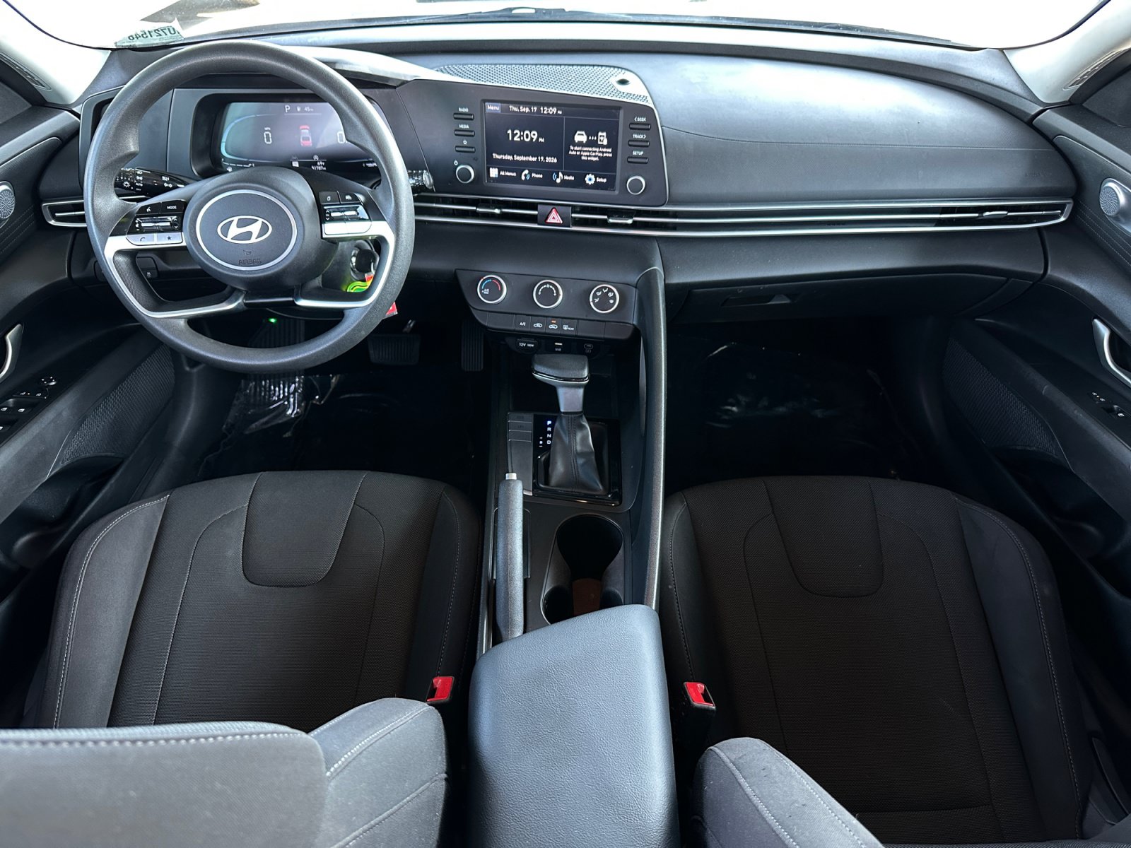 Used 2024 Hyundai Elantra SE FWD image 11
