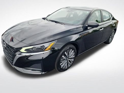 Used 2024 Nissan Altima 2.5 SV FWD image 1