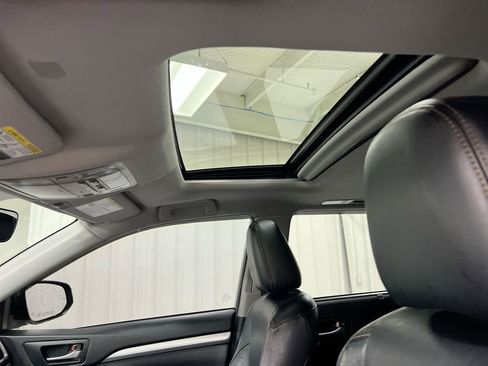 Used 2019 Toyota Highlander XLE FWD image 19