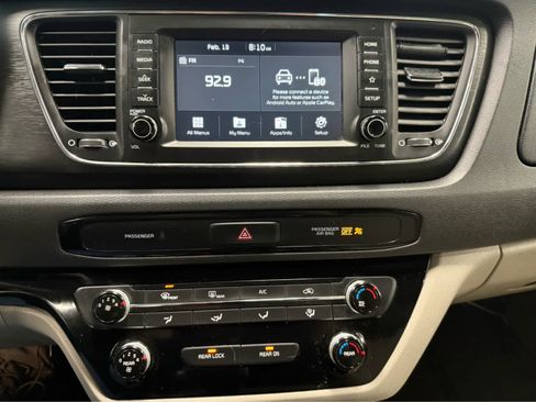 Used 2021 Kia Sedona LX image 30