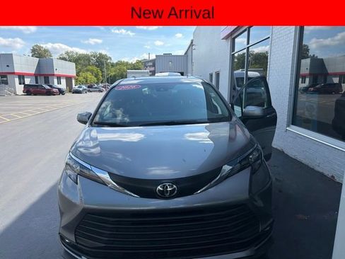 Used 2026 Toyota Sienna XLE FWD image 1