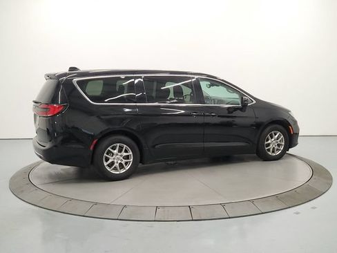 Used 2024 Chrysler Pacifica Touring-L FWD image 8