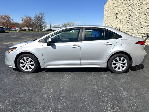 Used 2022 Toyota Corolla LE image 2