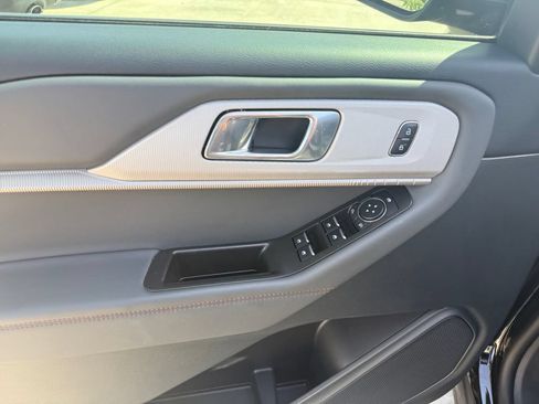 Used 2025 Ford Explorer Active RWD image 11