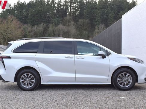 Used 2024 Toyota Sienna XLE image 6
