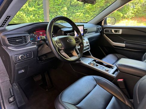 Used 2022 Ford Explorer XLT w/ Equipment Group 202A AWD/4WD image 24