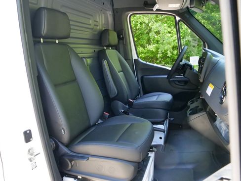 Used 2025 Mercedes-Benz Sprinter 2500 image 27