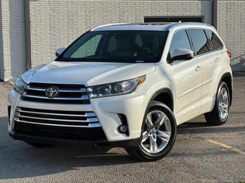Used 2019 Toyota Highlander Limited FWD image 2