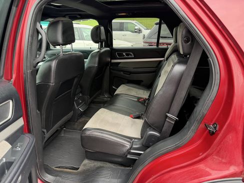Used 2017 Ford Explorer XLT w/ Equipment Group 202A AWD/4WD image 9