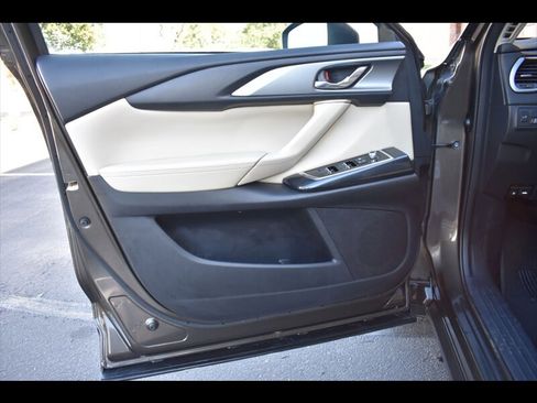 Used 2018 MAZDA CX-9 Touring image 16