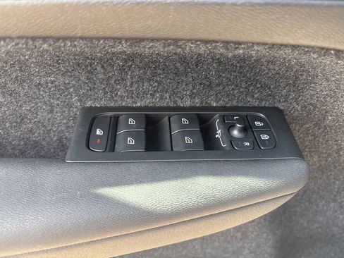 Used 2025 Volvo XC40 B5 Core image 17